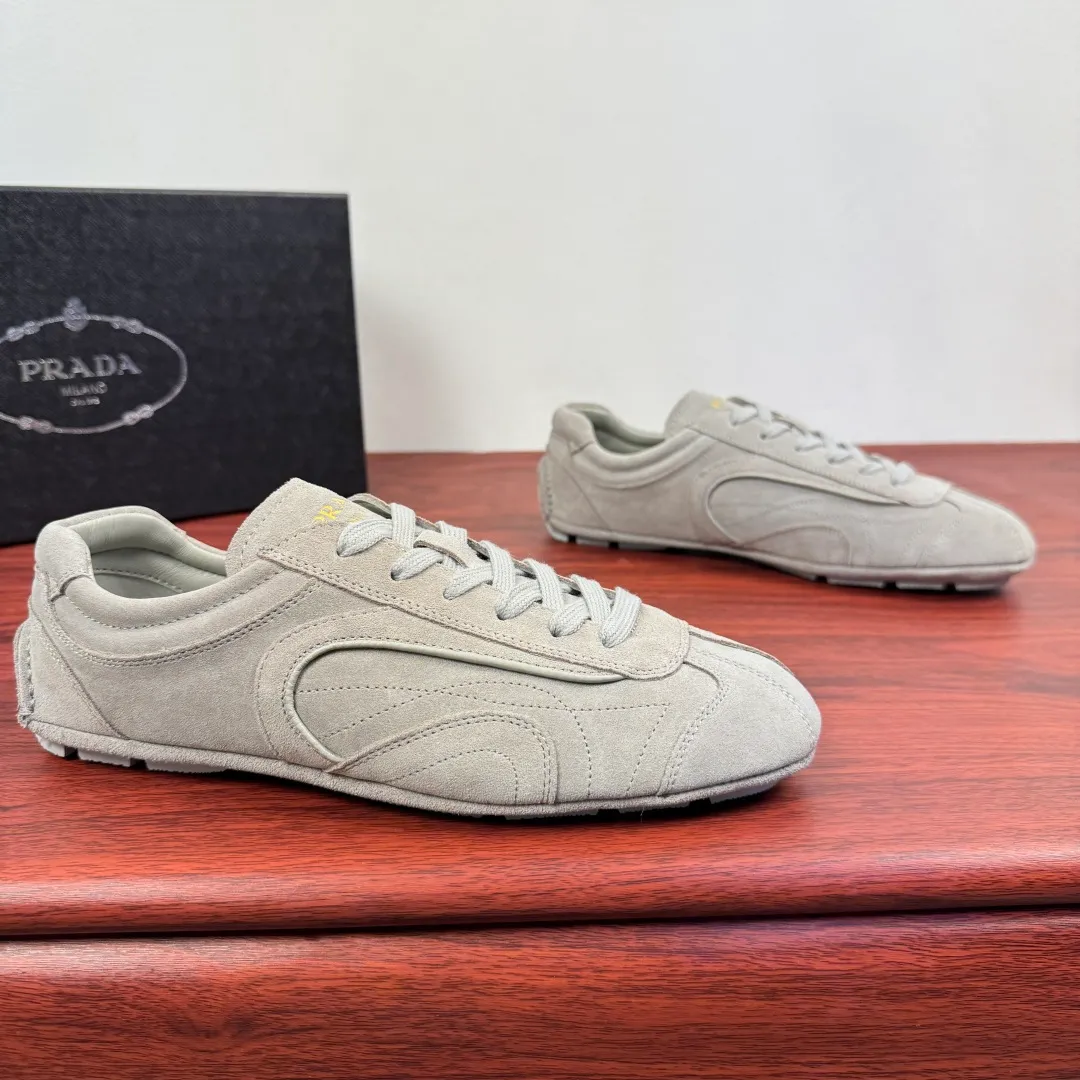 Batch 780 Prada/Prada Montecarlo Re-Edition 2005 Nappa sheepskin/nubuck leather sneakers, men's men's men's shoes for easy shipping! Featuring an antique finish, these sneakers combine style and comfort in a sophisticated and innovative design. The silhouette inspired by driving shoes is soft and flexible, and the deconstructed sole gives it a lightweight look and smooth aesthetic. Prominent top stitching enhances the sporty soul of this hybrid sneaker. It is paired with a lightweight and flexible rubber sole, a visible convex sole pattern embellishment, and a wrapped insole. The whole package! Size: 39-40-41-42-43-44 Leather shoe size Item number: 4E1165 Matte gray
